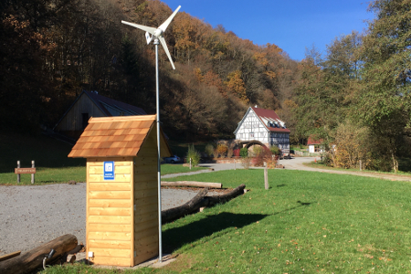 Energie aus Windkraft am Parkplatz des Baumhaushotels Seemühle
