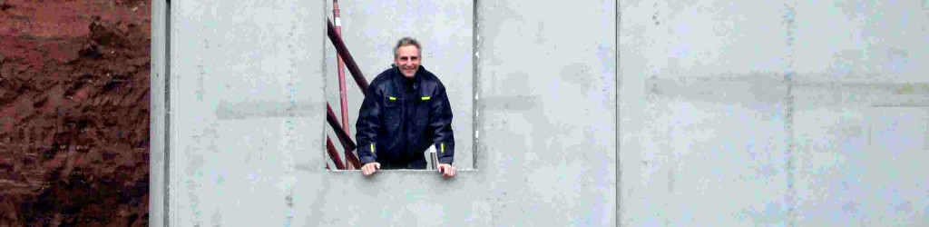 Der Bauherr schaut aus seiner neuen Maschinenhalle heraus