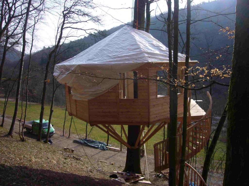Mit Plane abgedeckt wartet das Baumhaus auf die nächste Arbeitswoche