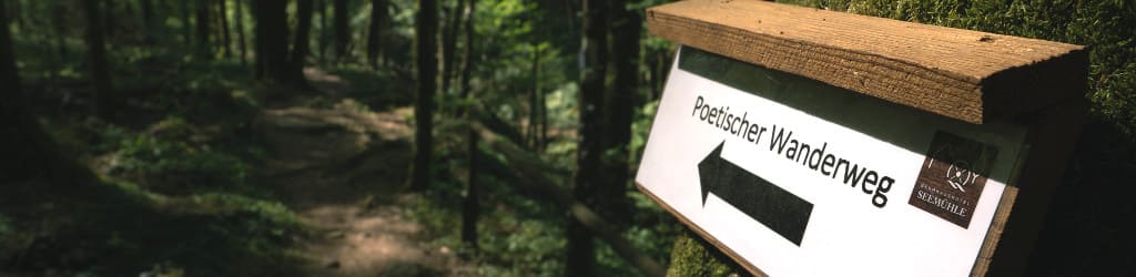 Poetischer Wanderweg  Beschilderung im Wald