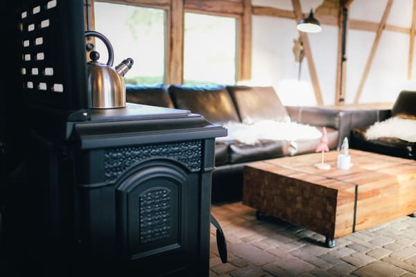 Gemütlicher Kaminabend im Baumhausurlaub