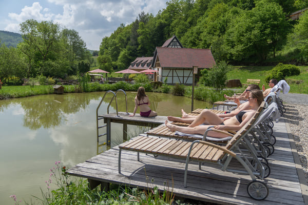 Paar entspannt auf den Liegestühlen am Mühlensee