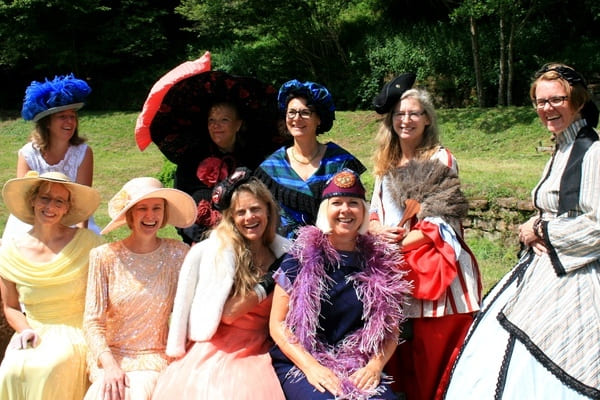 Kostümierte Gruppe Frauen mit historischen Kleidern