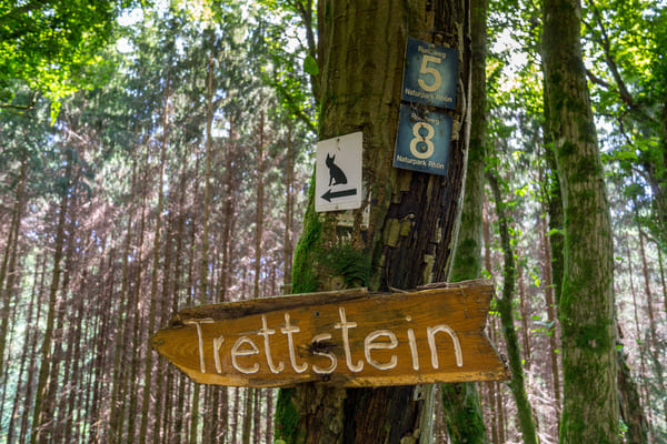 Wegweiser zum Trettstein-Wasserfall