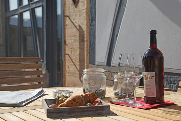 Wein und Gläser auf Holztisch vor der Seemühle