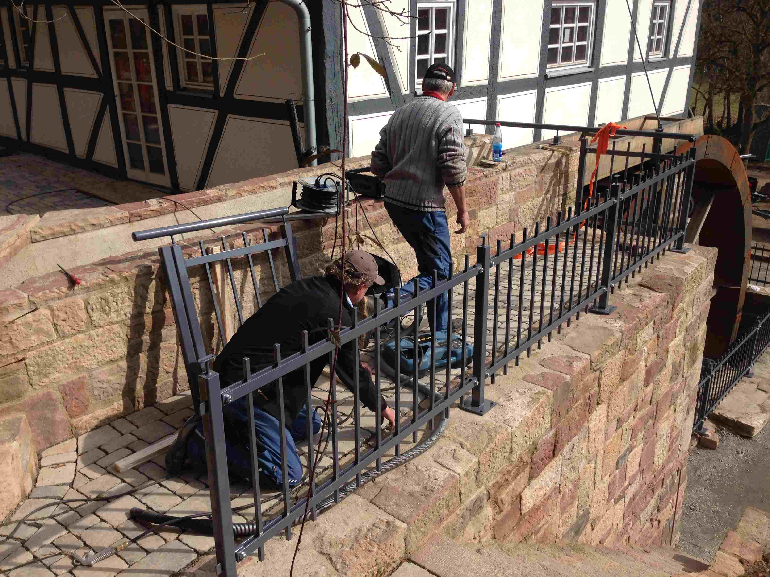 Ein Geländer wird um die Mühle gebaut