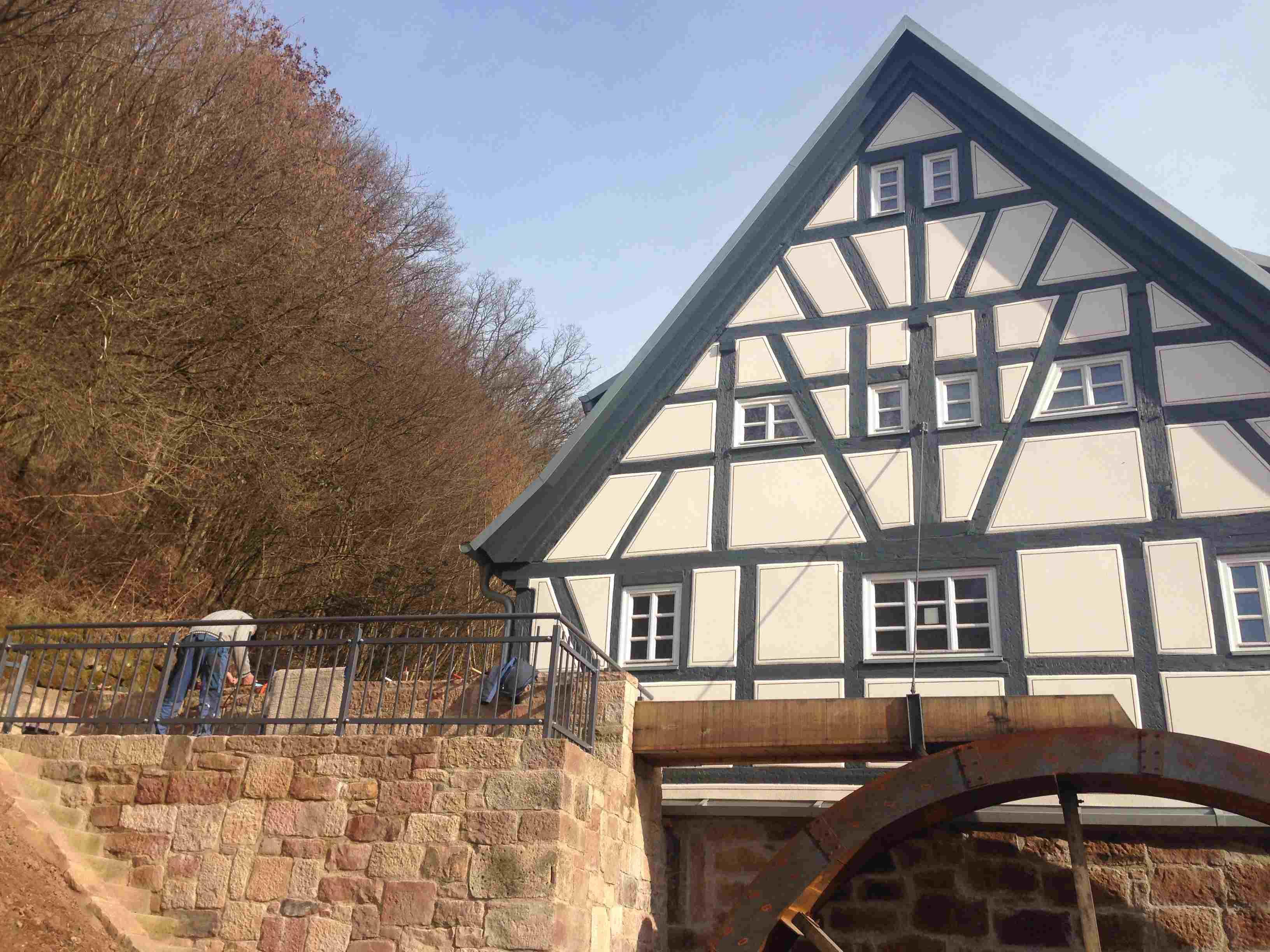 Ein Geländer wird um die Mühle gebaut