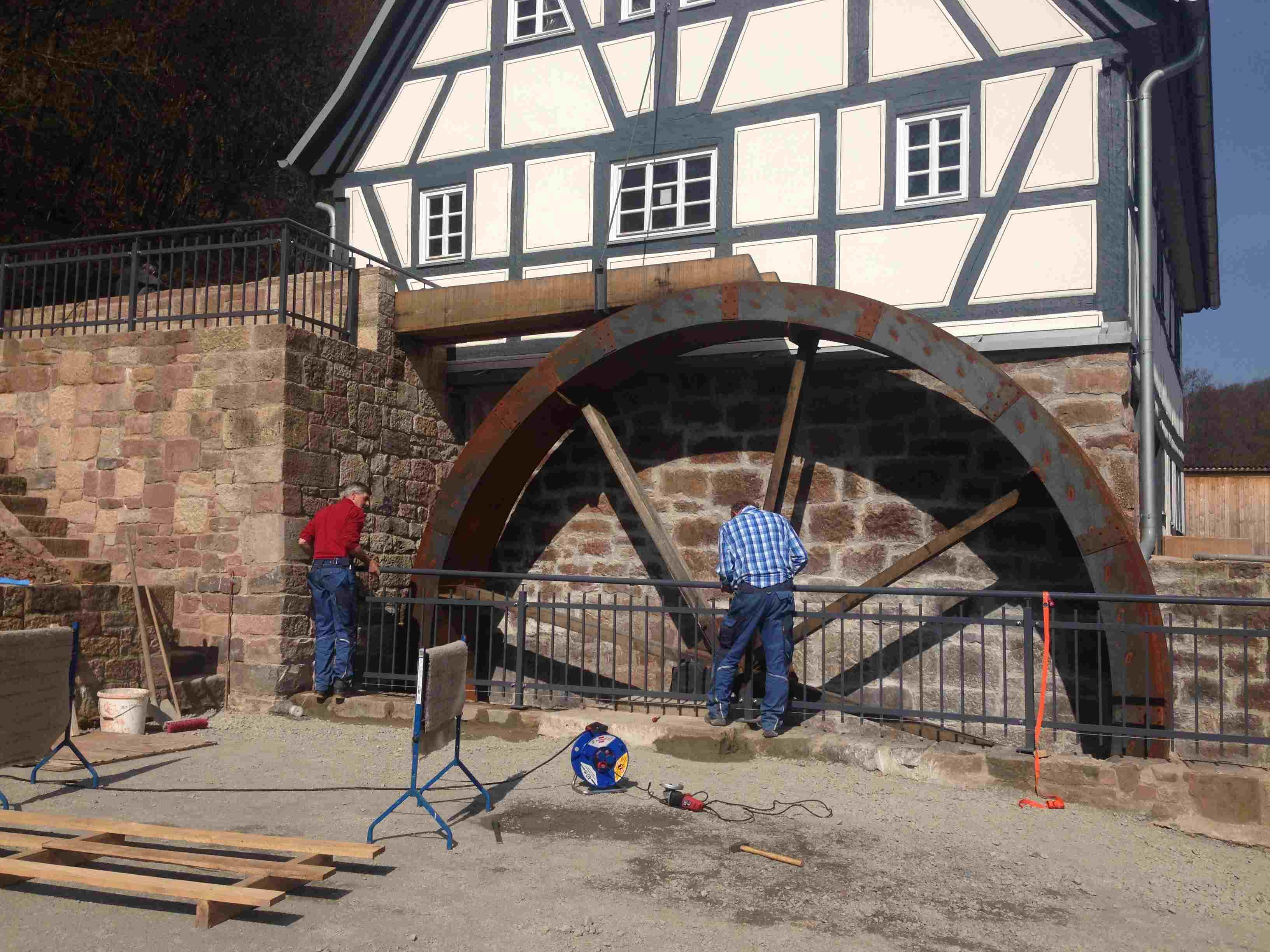 Ein Geländer wird um die Mühle gebaut