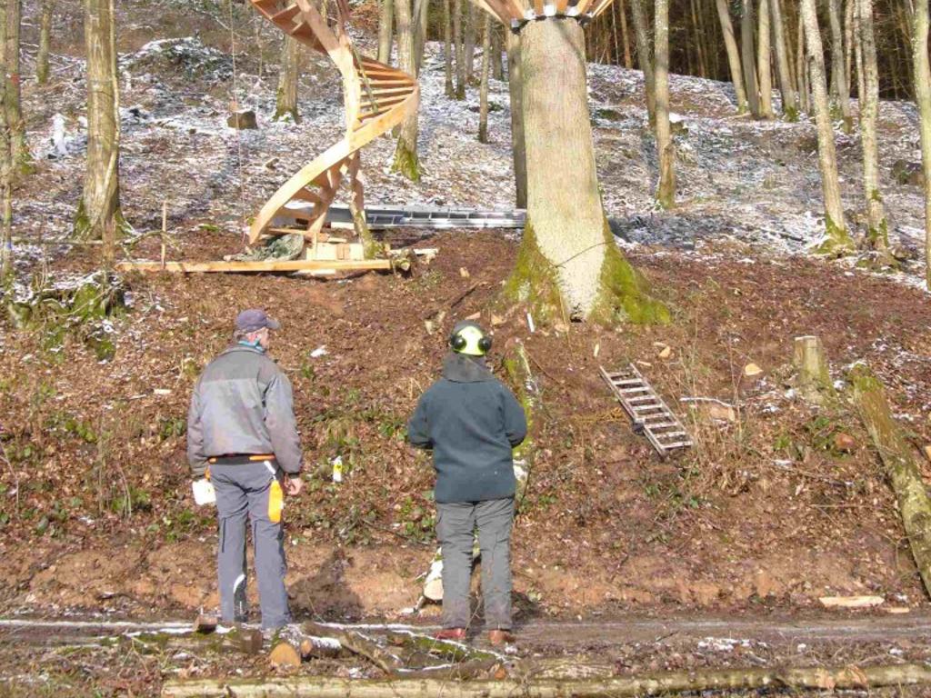 Der Aufbautrupp für das erste Baumhaus