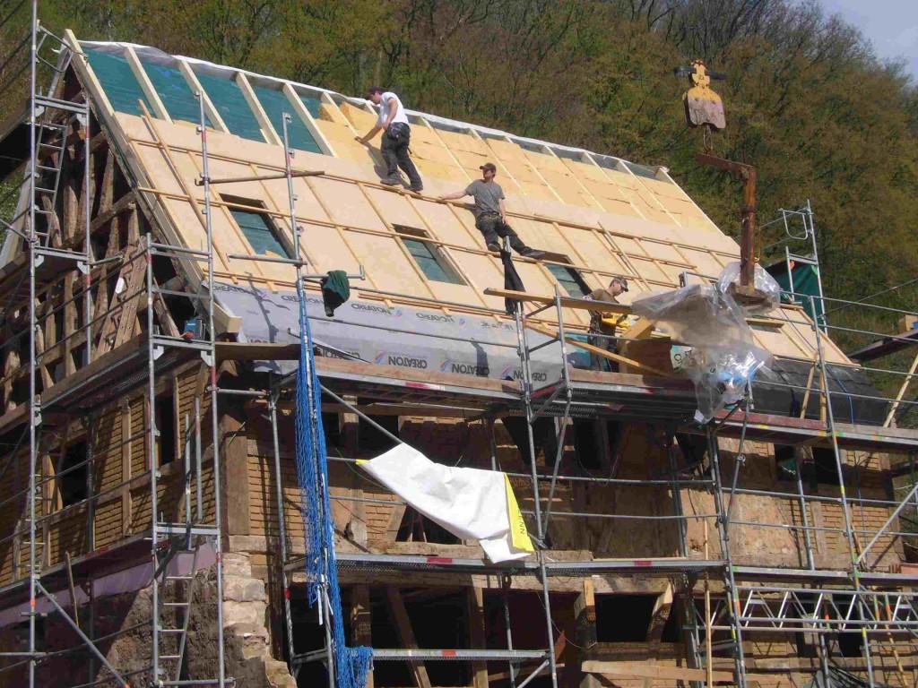 Das Dach der Seemühle wird dicht gemacht