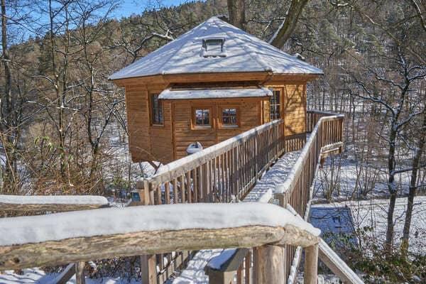 Gemütlichkeit im verschneiten Baumhaus