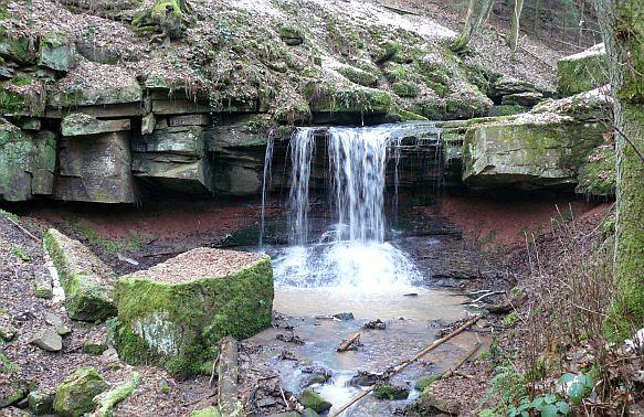 Ganz in der Nähe gibt es einen Wasserfall