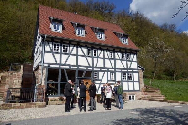 Gästegruppe vor der Seemühle