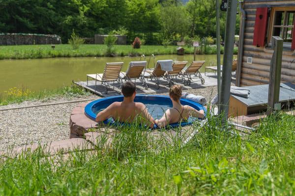 Paar genießt Zeit im Hot Pot